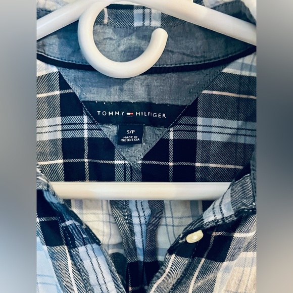 EUC Women’s Tommy Hilfiger Button Down ~ Small - Picture 2 of 3
